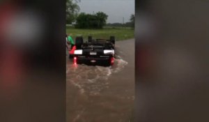 Ces hommes courageux se jettent à l'eau pour sauver deux enfants bloqués dans une voiture en pleine inondation