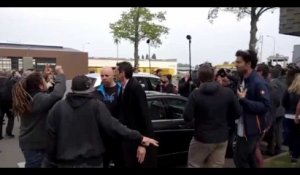 Marine Le Pen prise à partie par des manifestants, elle reçoit des œufs en Bretagne (Vidéo)