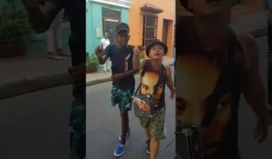 Deux jeunes rappeurs font du freestyle dans la rue