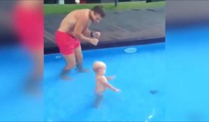 Adorable, ce papa apprend à nager à son bébé...