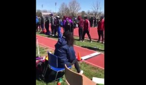 Il glisse sur la planche lors de son saut en longueur et ça se termine douloureusement pour lui