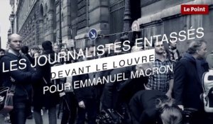 Énorme file d'attente des journalistes devant le Louvre