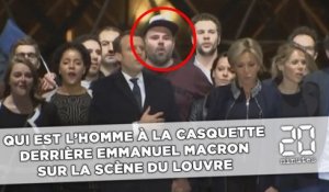Qui est l'homme à la casquette derrière Emmanuel Macron sur la scène du Louvre ?