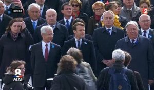Regardez l'image forte de ce 8 Mai: La rencontre chaleureuse entre Emmanuel Macron et François Hollande