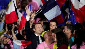Que dévoile le documentaire inédit sur Emmanuel Macron ?