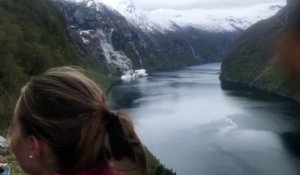 Des milliers de tonnes de rochers se décrochent de la montagne et chute dans le Fjord