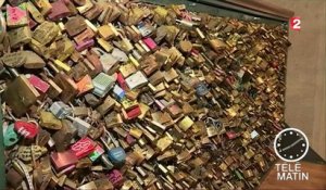 Paris : les cadenas des amoureux vendus aux enchères