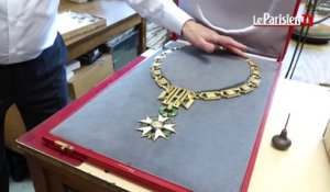 Le collier du président de la République gravé du nom de Macron