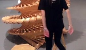 Cette oeuvre d'art en bois est en fait un instrument de musique incroyable : Spiral-xylophone