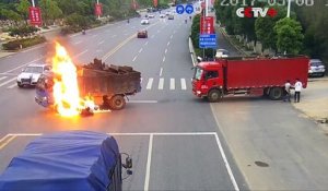 Un motard prend feu en percutant violemment un camion