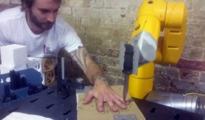 Ce robot plante un couteau entre les doigts d'un homme !!!