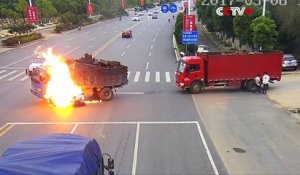 Un motard s'enflamme contre un camion en Chine