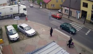 Ce camion roule sur une piétonne qu'il n'a pas vu