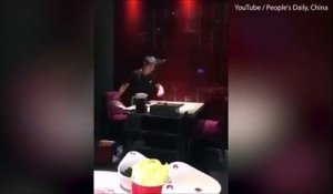 Ce serveur chinois est l'employé parfait... Regardez comment il nettoie les tables