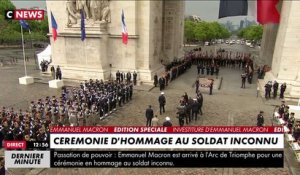 Emmanuel Macron sous l'arc de triomphe pour une cérémonie d'hommage au soldat inconnu