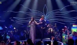 Un plaisantin baisse son pantalon sur scène à l'Eurovision