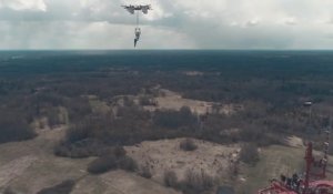 Il saute en parachute porté par des Drones à 300m d'altitude