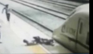 Un homme sauve une jeune fille qui veut se jeter sous un train (Vidéo)