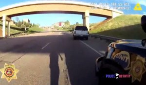 Un policier frôle la mort après qu'un conducteur l'attaque avec une arme
