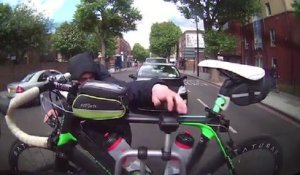 Un voleur de vélo essaye détacher un vélo de son support