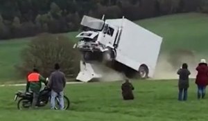 Un PDG fonce lui-même dans un bloc de béton au volant d'un camion