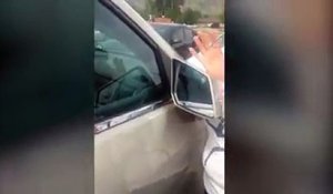 La police doit intervenir pour aider une femme dont la fille s'est endormie dans sa voiture
