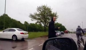 Un automobiliste se venge contre deux jeunes qui ont balancé un objet sur sa voiture.