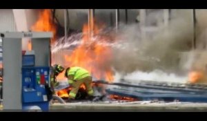 Un pompier coincé sous un toit en flammes est secouru de justesse (Vidéo)
