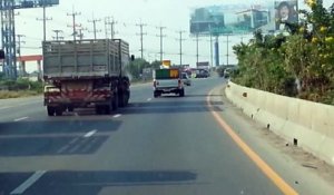 Ce conducteur de camion est vraiment mauvais