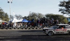 Namibie: deux femmes présentent un spectacle de rodéo automobile