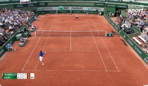 Roland-Garros 2017 : Magnifique retour de Quentin Halys pour le break dans le 4e set ! (3-6, 6-7, 7-6 2-3)