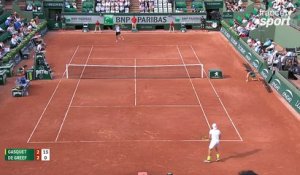 Roland-Garros 2017 : Incroyable défense de De Greef qui renverse Gasquet ! (2-2)