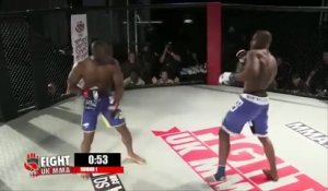 Un arbitre de MMA finit par se battre avec un boxeur !