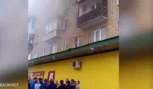 Ce père sauve ses enfants d'un immeuble en feu en les lançant pas la fenêtre