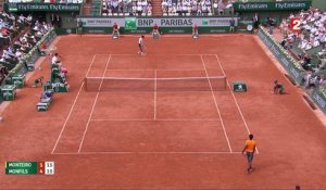 Roland-Garros 2017 :, Premier échange marathon entre Thiago Monteiro et Gael Monfils (1-4)