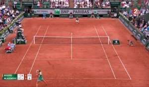 Roland-Garros 2017 : Superbe lob de Rogers pour surprendre Mladenovic ! (5-7, 6-4, 5-5)