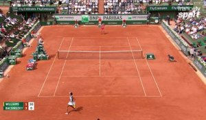 Roland-Garros 2017 : Bacsinszky s'arrache au filet pour contrer Venus Williams ! (1-3)