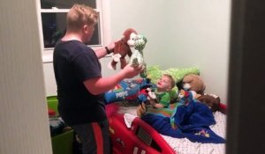 Cet ado raconte des histoires à son petit frère avant d'aller se coucher... Adorable