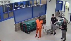 Un détenu frappe un gardien
