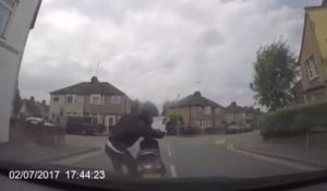 Arnaque à l'assurance : Un homme à scooter se jette sur le capot d'une voiture