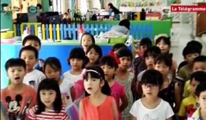 Singapour. Les enfants chantent le Bro Goz pour Gwennyn