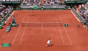 Roland-Garros 2017 : Superbe revers de Bacsinszky pour contrer Ostapenko ! (2-2)