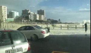 Un homme qui rassure sa femme lors d'une tempête à Cape Town en Afrique de Sud
