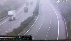 Un crash de deux camions à contresens sur une autoroute