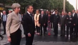 Emmanuel Macron et Theresa May sortent de France-Angleterre pour rendre hommage aux victimes des attentats (vidéo)