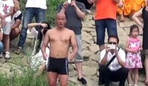 Un moine Shaolin "marche" sur l’eau sur 125 mètres