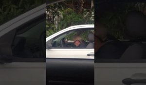 Un vieux écoute du Metallica dans sa voiture