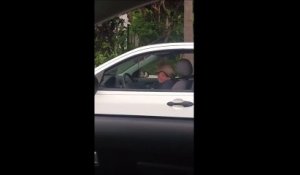 Un vieil homme au volant de sa voiture se lâche complètement sur du Metallica