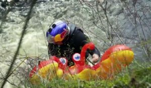 Descendre une chute d'eau de 25 mètres en matelas gonflable !