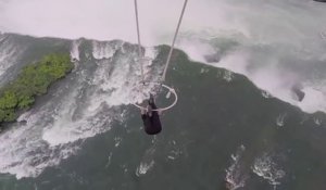 Accroché par la bouche à un hélicoptère au-dessus des chutes du Niagara